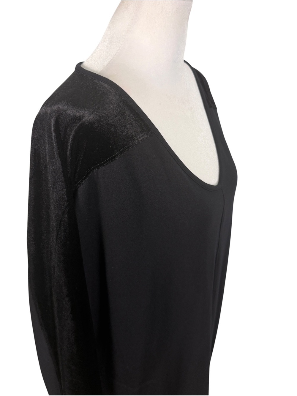 Intro Love Black Velvet Sleeve Tunic Top Large V Neck Pockets Quiet Luxury - Picture 3 of 11